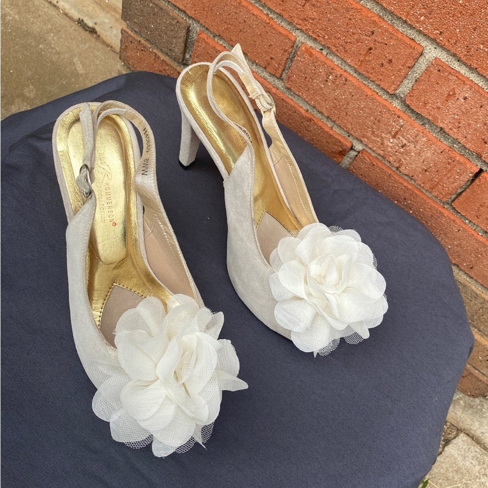 Ros Hommerson Cream High Heels with flower